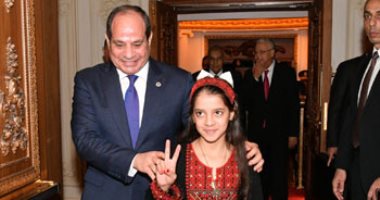تعالى.. الرئيس السيسى يستجيب لطفلة فلسطينية طلبت لقائه باحتفالية وطن السلام