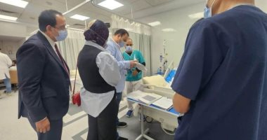 الرعاية الصحية بالأقصر تجري عمليات جراحية بمستشفى الكرنك وتسلم 1000 سماعة لكبار السن