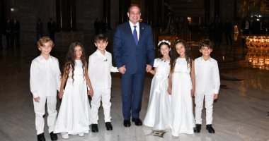 مشاهد مؤثرة بحفل "وطن السلام".. الرئيس يستجيب لطلب الطفلة الفلسطينية ذات الطرف الصناعى.. إنارة المعالم المصرية بالعلم المصرى.. عروض مسرحية تحكى التاريخ.. وإسعاد يونس للرئيس: معلش مجبتش البيجامة الكستور