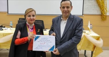 كلية الإعلام بجامعة النهضة تُكرّم الكاتب الصحفى الدكتور محمد ثروت.. صور