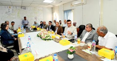 وزير الإسكان يعقد اجتماعا مع الشركات العاملة بحدائق تلال الفسطاط