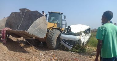 التحفظ على سائق ميكروباص حادث انقلاب سيارة داخل ترعة بقنا