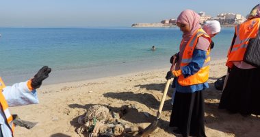 شباب الإسكندرية: سعداء بتنظيف الشواطئ للتعبير عن حبنا لبلدنا .. فيديو