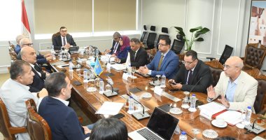وزير الإسكان يلتقى مسئولى شركة HDP لمتابعة تسويق المشروعات بالمدن الجديدة