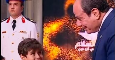 طفل يفاجئ الرئيس السيسي.. أنا بشوفك في التلفزيون.. والرئيس يرد "فيديو"