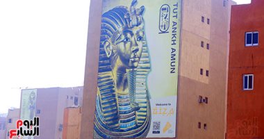 ملوك الفراعنة على الدائرى استعدادا للحدث الأضخم.. تزيين الطرق المؤدية للمتحف المصرى