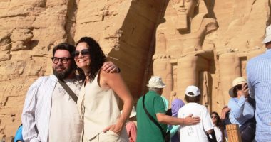 فى حضرة الحب والتاريخ.. سياح أجانب يستعيدون ذكريات الزواج من الحضارة المصرية.. رمسيس ونفرتارى قصة عشق خالدة على ضفاف النيل.. الفرعون المصرى بنى معبدا للحب.. وهب قلبه لامرأة فرفعها لمصاف الآلهة.. صور