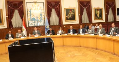 محافظ القاهرة يبحث خطط زيادة المعروض بالأسواق لضبط الأسعار