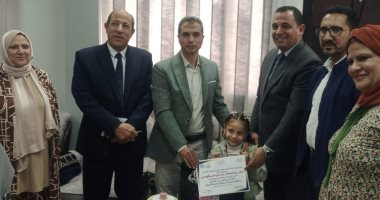 وكيل تعليم كفرالشيخ يكرم طفلة أعادت خاتما بـ50 ألف جنيه لصاحبته ورفضت مكافأة