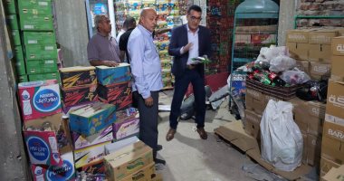 ضبط 1000 كرتونة تحتوى على 25000 كيس مقرمشات منتهية الصلاحية بالأقصر.. صور