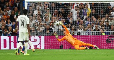 تشيزنى يتصدى لركلة جزاء من مبابى فى كلاسيكو الريال ضد برشلونة.. فيديو وصور 