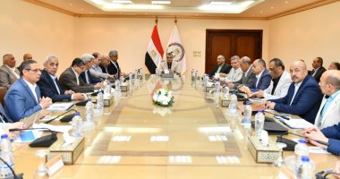 وزير الدولة للإنتاج الحربى يتابع مع رؤساء الشركات موقف المشروعات الجارى تنفيذها