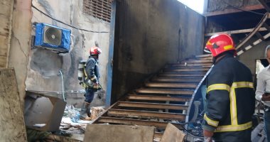 السيطرة على حريق مخلفات خلف مسرح الإسكندرية.. صور