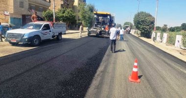 أعمال الرصف بطريق أسيوط سوهاج الزراعي