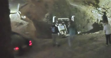 إصابة 3 أشخاص إثر سقوط سيارة داخل حفرة فى فيصل.. صور