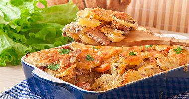 طريقة عمل طاجن البطاطس بقطع الدجاج.. أكلة بيتية غنية بالطعم والطاقة