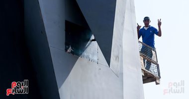 تسلم الإيد الشغالة.. عمال مصر يجملون محيط المتحف المصرى الكبير