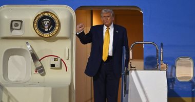 كرة جولف ذهبية هدية من رئيس وزراء اليابان لترامب