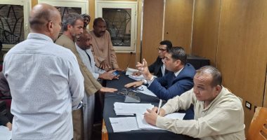 نائب محافظ الأقصر يستقبل 28 طلبا وشكوى في لقاء اليوم المفتوح الأسبوعي.. صور