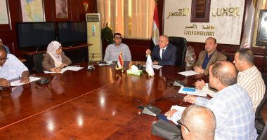 محافظ الأقصر يناقش ملف تقنين أراضى الدولة.. صور