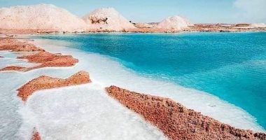 متعة السباحة فى بحيرات الملح بواحة سيوة.. الأجسام تطفو على سطحها فلا يغرق فيها أحد بسبب كثافة المياه.. ظهرت مع استغلال مناجم الملح وأصبحت مقصدًا للسياح وزوار سيوة.. وجمال خلاب ومصدر للشفاء ومقصد للسباحة.. صور