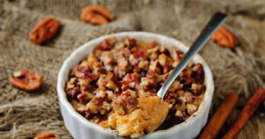 طريقة عمل طاجن البطاطا بالمكسرات.. تحلية سريعة فى 20 دقيقة 