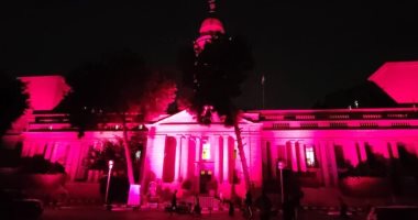 إضاءة قبة قصر العيني باللون الوردي تزامنًا مع اليوم التوعوي ضد سرطان الثدى