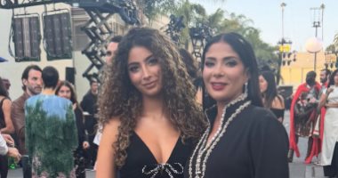 اللون الأسود يسيطر على إطلالة منى زكى وابنتها لي لى حلمى بكواليس جلسة تصوير فوج