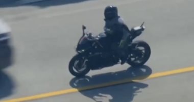 مطاردة هوليوودية بين شرطة أمريكا ومطلوب على الطريق السريع تنتهى بمفاجأة.. فيديو