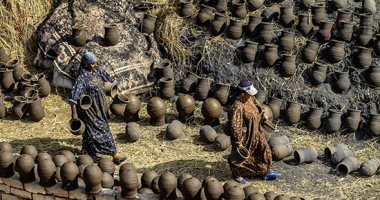 صورة اليوم.. "حكاية الطين والنار" سيدات الشرقية ينقلن الفخار إلى المحرقة