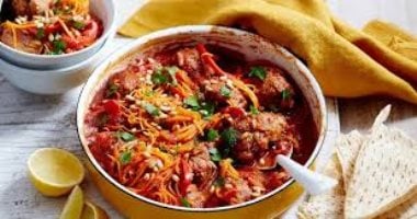 طريقة عمل طاجن الكفتة بالصلصة الحمراء.. لوجبة عشاء شهية ولذيذة