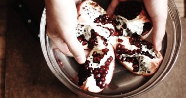 أسهل 3 طرق لتفصيص الرمان من غير فوضى ولا بقع.. منها طريقة الملعقة