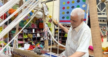 ألوان زاهية تضفى البهجة.. عم جابر 50 عاما من الغزل على النول 