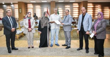 محافظ الشرقية يسلم عقود وحدات سكنية بديلة لمتضرري الصوامع