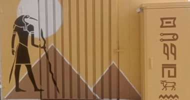 رسومات فرعونية مبهرة تزين أكشاك الكهرباء ومواقف السيارات وحافلات نقل الركاب استعدادا لافتتاح المتحف الكبير