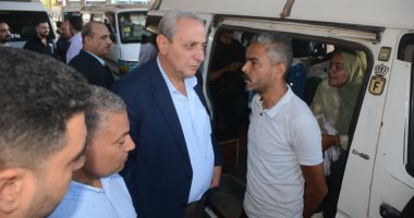 محافظ الغربية في جولة مفاجئة بمواقف طنطا للاطمئنان على التزام السائقين بالتعريفة