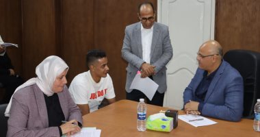 فرص عمل وتكافل وكرامة.. محافظ القليوبية يحل مشاكل المواطنين باللقاء الأسبوعى