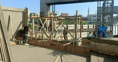 غلق فتحة غير شرعية لعبور المشاة على السكة الحديد ببنها لتكرر الحوادث