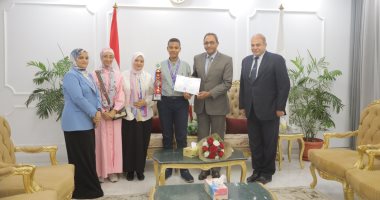 محافظ قنا يكرم طالبا فاز بالمركز الثالث عالميا فى تصميم المواقع الإلكترونية