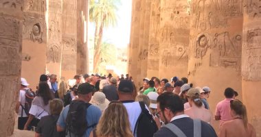 أفواج من كل أنحاء العالم يعيشون أجواء مبهجة بين معابد ومقابر الأقصر.. صور
