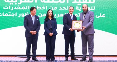 محمد منير يشارك متابعيه بصور من احتفالية وطن السلام