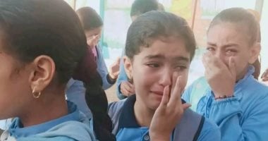 لحظة وداع مؤثرة.. تلاميذ يبكون معلمهم بعد وفاته فى الشرقية (صور)