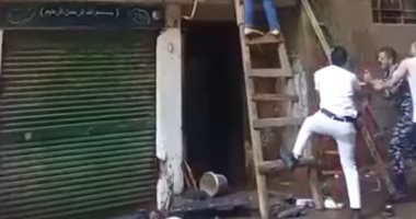فيديو بطولى يهز السوشيال.. ضابط شرطة يقتحم النيران لإخماد حريق بدار السلام