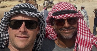 شاهد جولة النجم العالمى سكوت إيستوود الجوية فوق الأهرامات.. فيديو