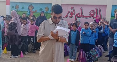 حزن بين طلاب صفط الحنا لوفاة معلمهم إثر أزمة مفاجئة.. تلاميذ المدرسة يودعون معلمهم بالدموع والدعاء.. زملاؤه: كان دينامو المدرسة وخلال الأسبوع الأخير اشتكى من ألم فى قدميه.. ونقيب المعلمين ينعى الفقيد.. فيديو