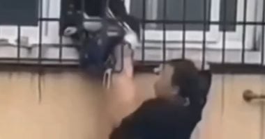 أنقذ طفلا من الموت ثم عاد لعمله.. صينى يتحول إلى بطل.. فيديو