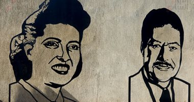 أحمد زويل فى مجسم فنى على الطريق المؤدى للمتحف المصرى الكبير