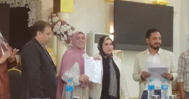 وزارة العمل توفر عقود عمل وماكينات خياطة لسيدات معيلات بعد تدريبهم بالمنوفية