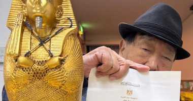 دعوة فى تابوت فرعونى ذهبى.. عالم يابانى  شهير يتلقى دعوة لحفل افتتاح المتحف الكبير.. البروفيسور يوشيمورا: الدعوة رمز للتقدير المتبادل بين مصر واليابان.. والمتحف الكبير أعظم الصروح التى رأيتها حول العالم