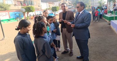 رئيس مركز أرمنت يسلم 10 عقود عمل لشباب بوحدات الحماية المدنية ويتفقد المدارس.. صور